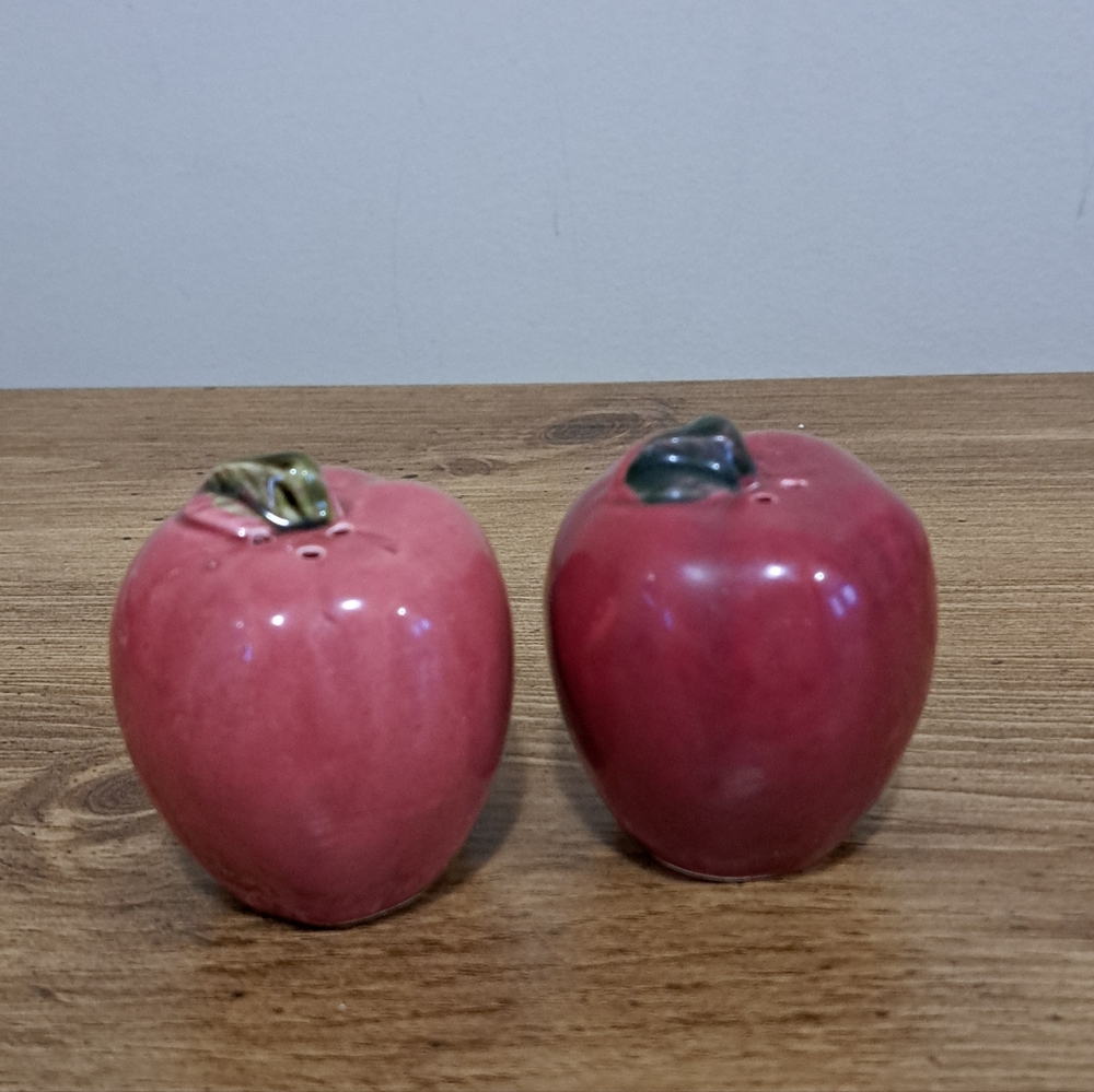 Salt And Pepper Shakers Apples Set Ceramic Novelty Kitchen Dining